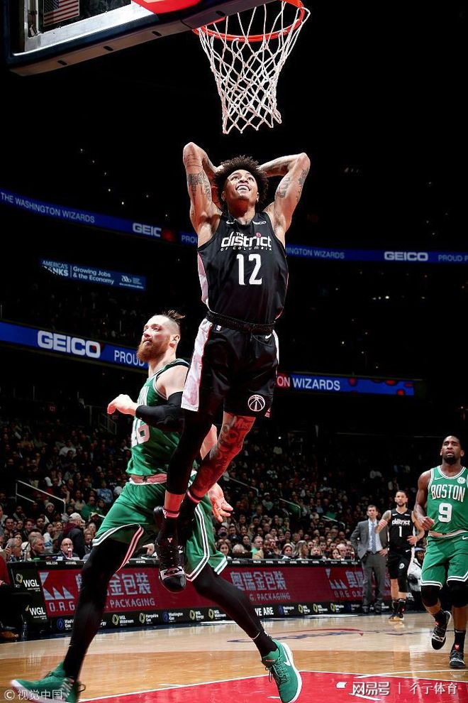 包含凯尔特人险胜魔术，萨姆·米切尔送出助攻的词条