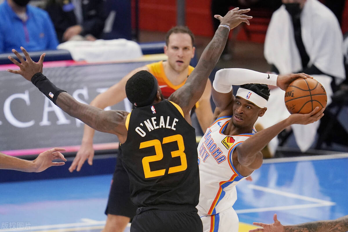 包含凯尔特人险胜魔术，萨姆·米切尔送出助攻的词条