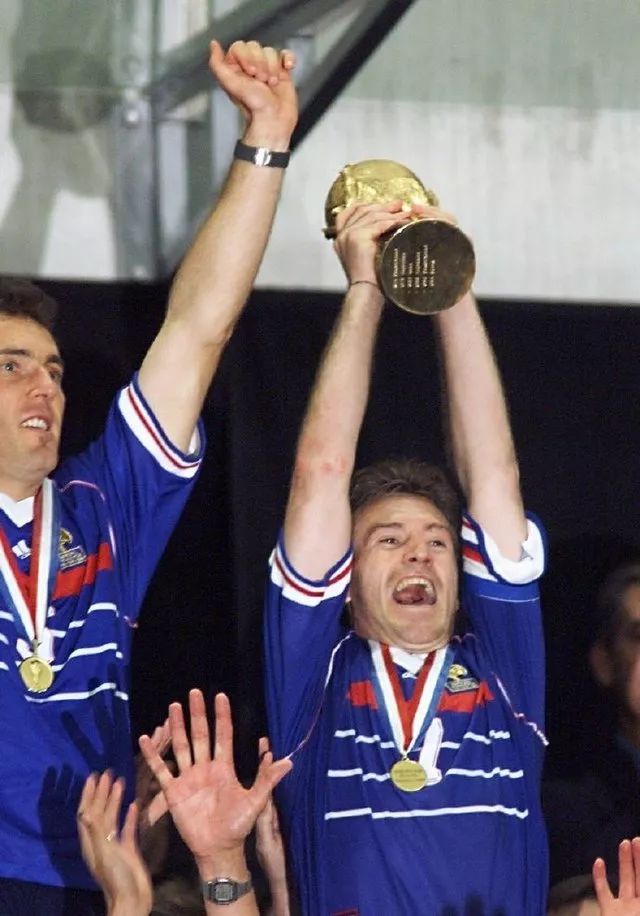 法国队险胜马来西亚队，黄鸭组合带队取胜