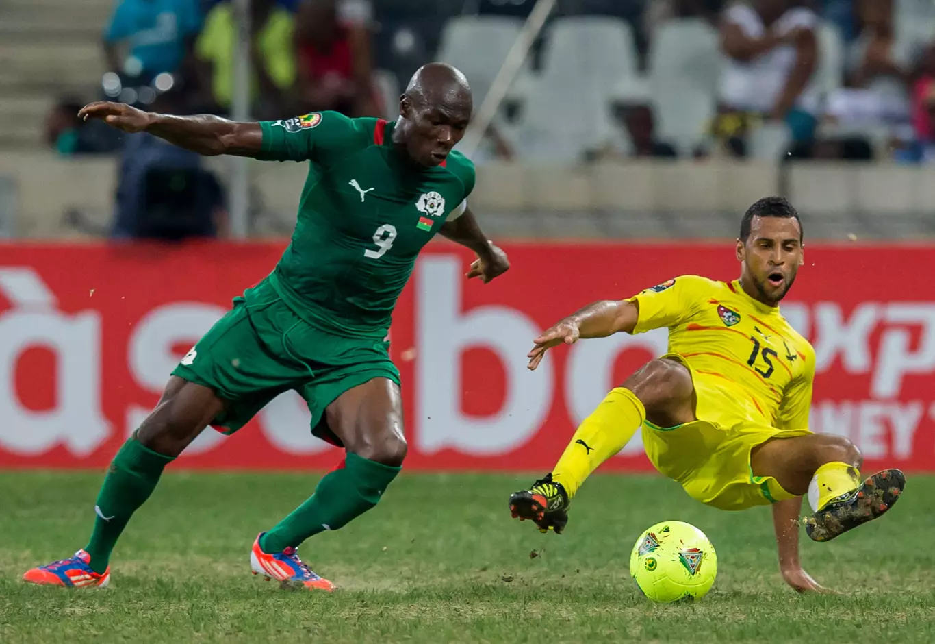 包含阿尔及利亚篮球俱乐部收获关键胜利的词条