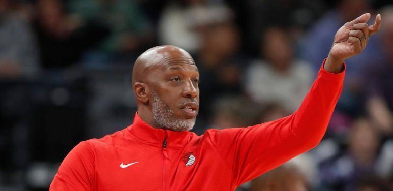 开拓者队球员私下交流，讨论战术调整