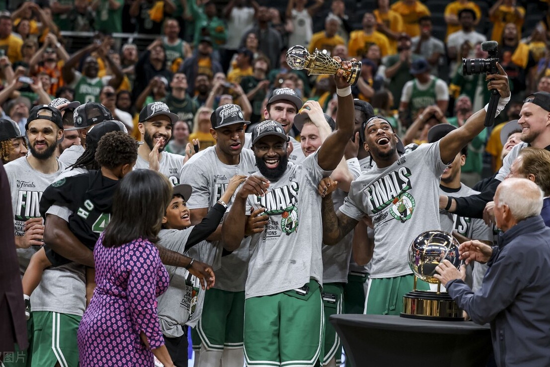 关于凯尔特人碾压太阳，布克扛起全队的信息