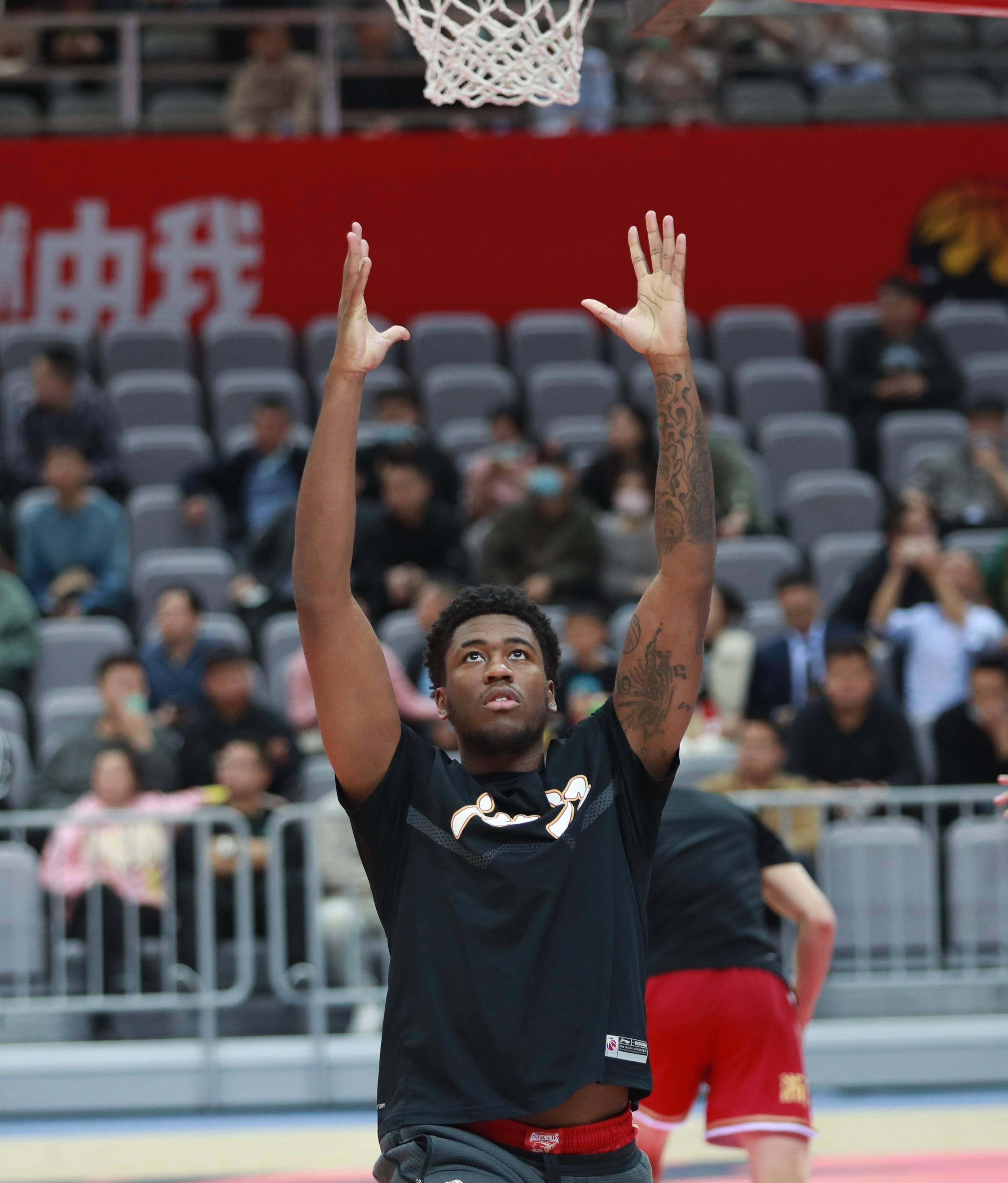 包含蓝球巨星重回赛场勇夺胜利挑战领头羊的词条