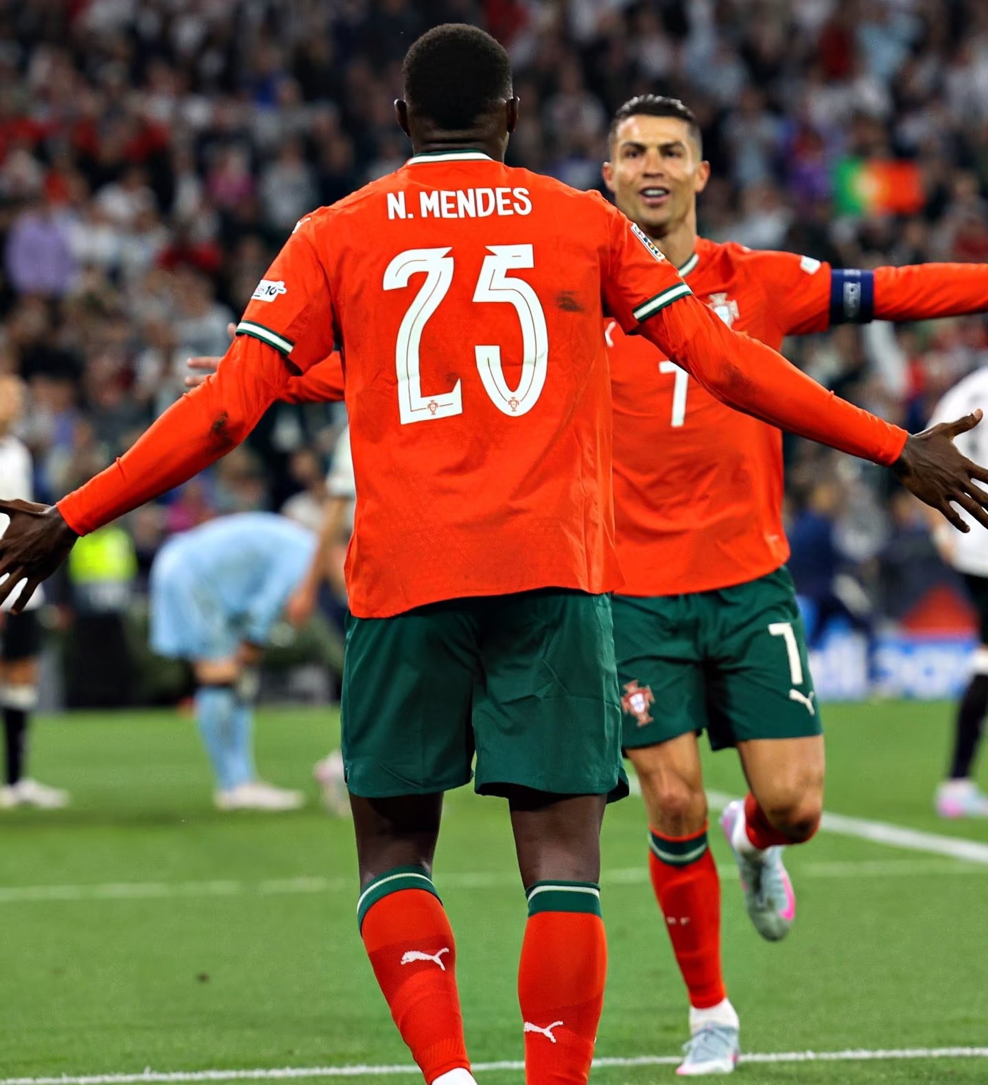 包含欧国联四年一次盛事，西班牙队逐梦决战的词条