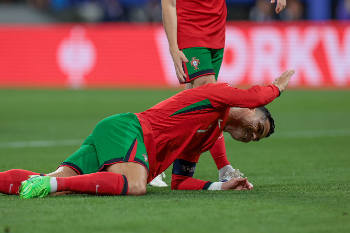 包含葡萄牙艰难击败荷兰，闯入四强的词条