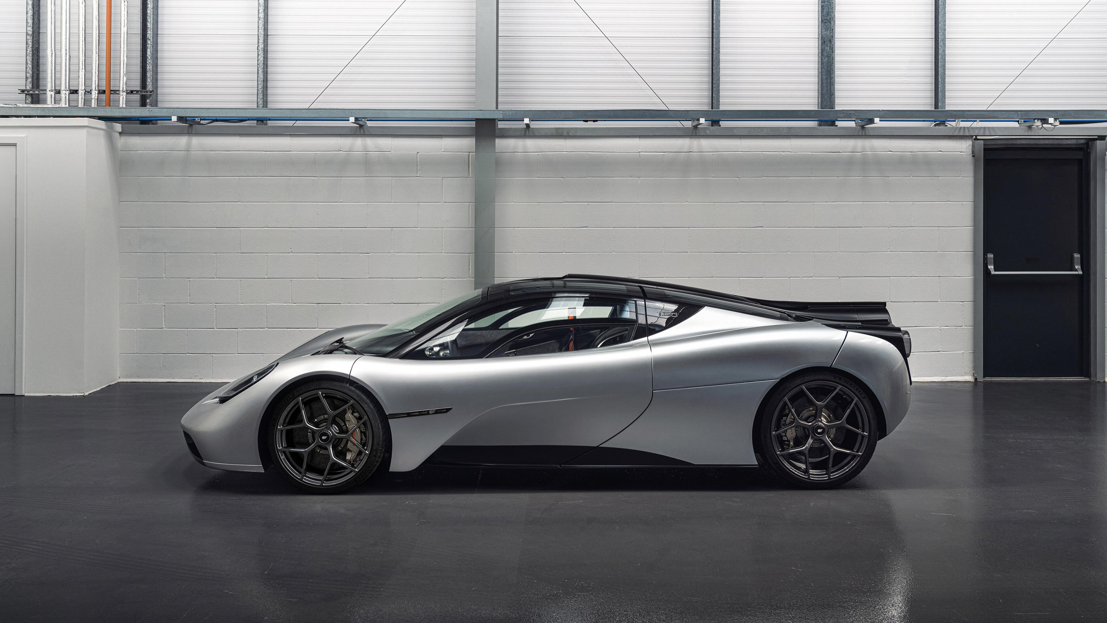 意甲焦点战与厄瓜多尔粉碎卡塔尔，体育世界的双重奏